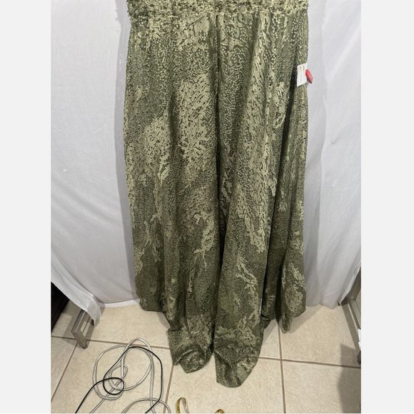 NWT $798 Mac Duggal [ 16‎ ] Embroidered Flutter Sleeve V-Neck Gown Olive Green - Picture 14 of 16